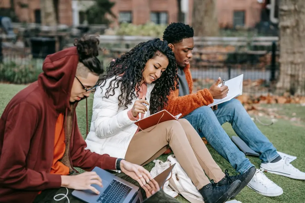 Un groupe d'apprenantes consulte une offre de formation ensemble