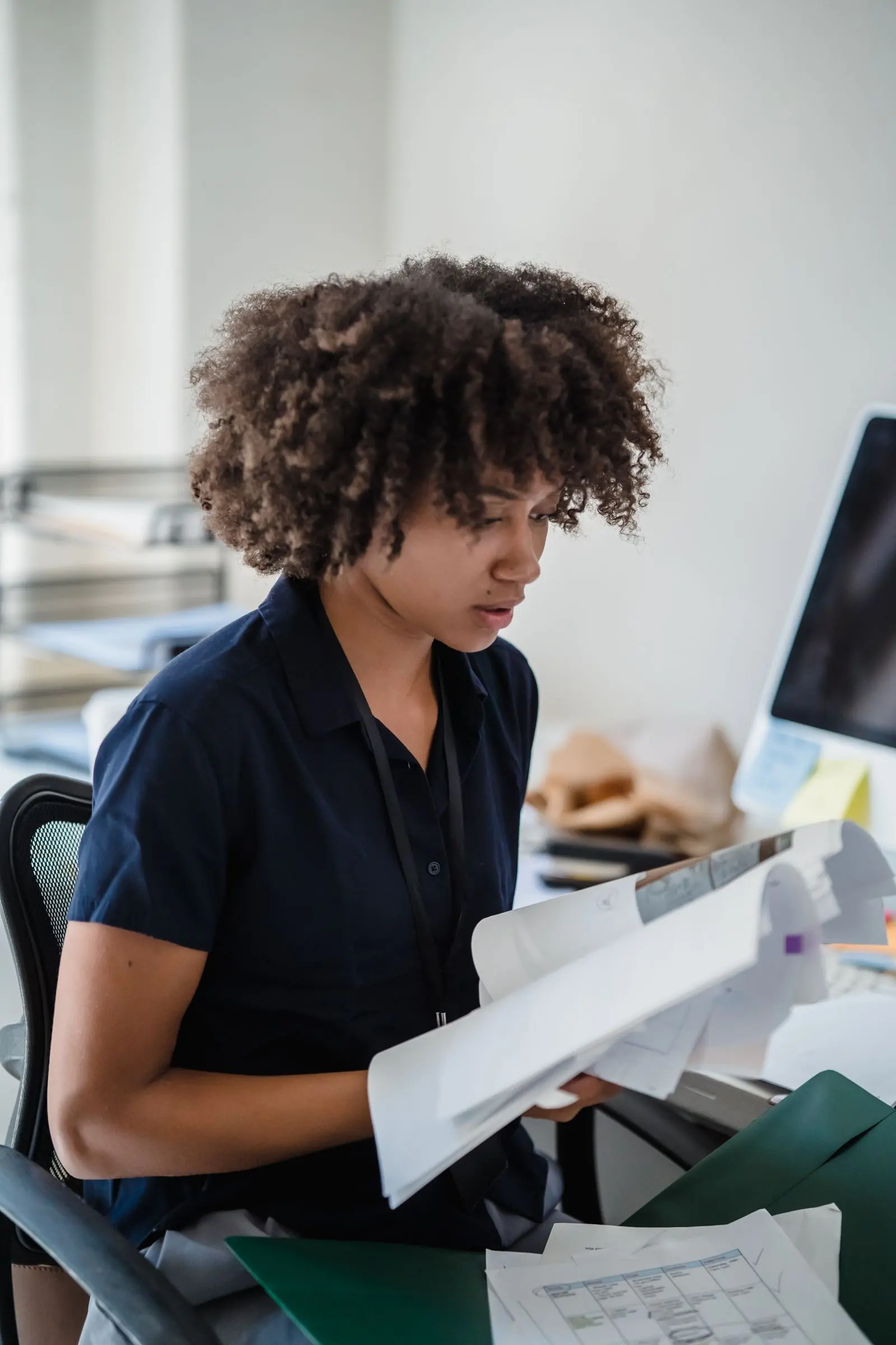 Une apprenante consulte ScholaMap sur son ordinateur portable