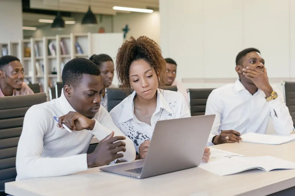 Deux étudiants travaillent ensemble en bibliothèque
