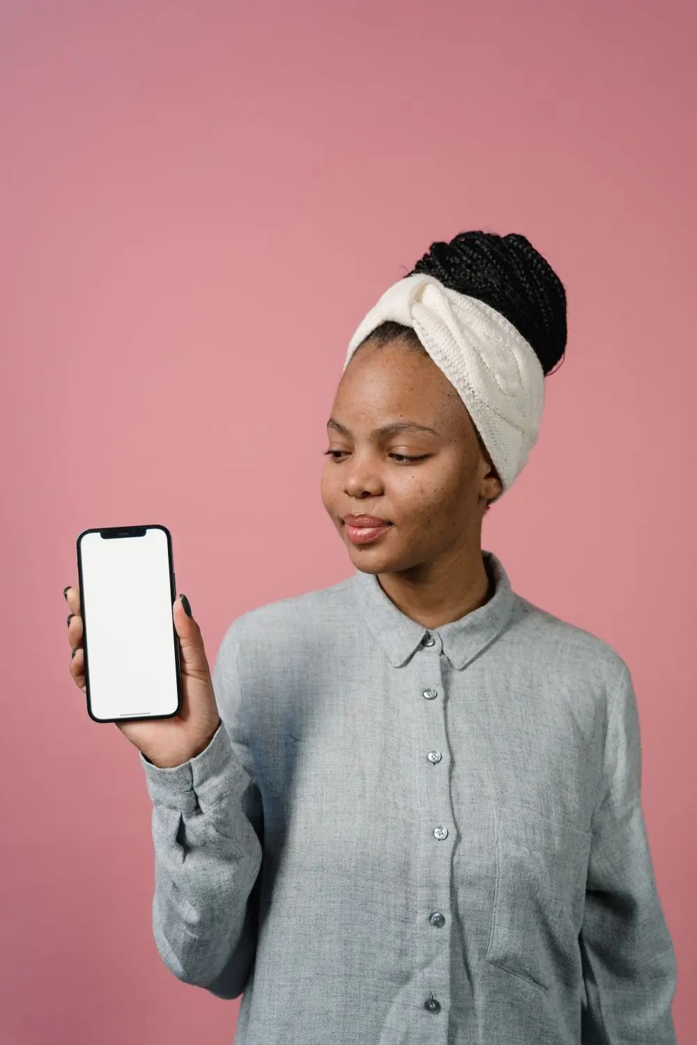 Une apprenante consulte ScholaMap sur son téléphone