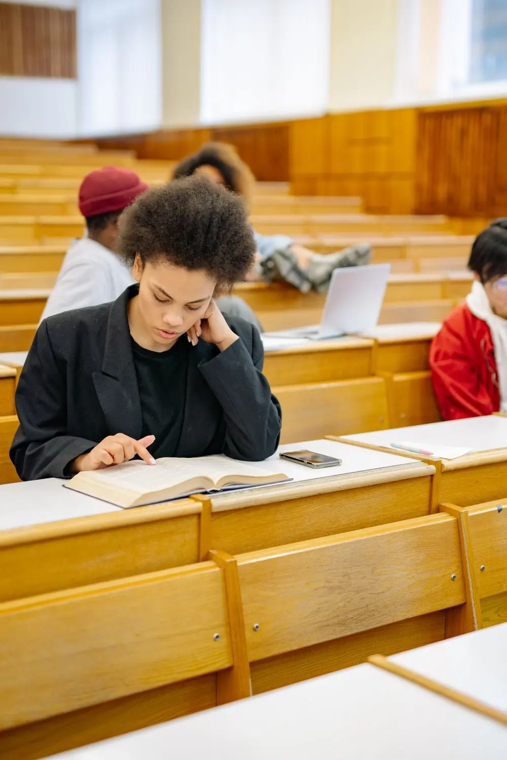 Un étudiant prépare son dossier de candidature