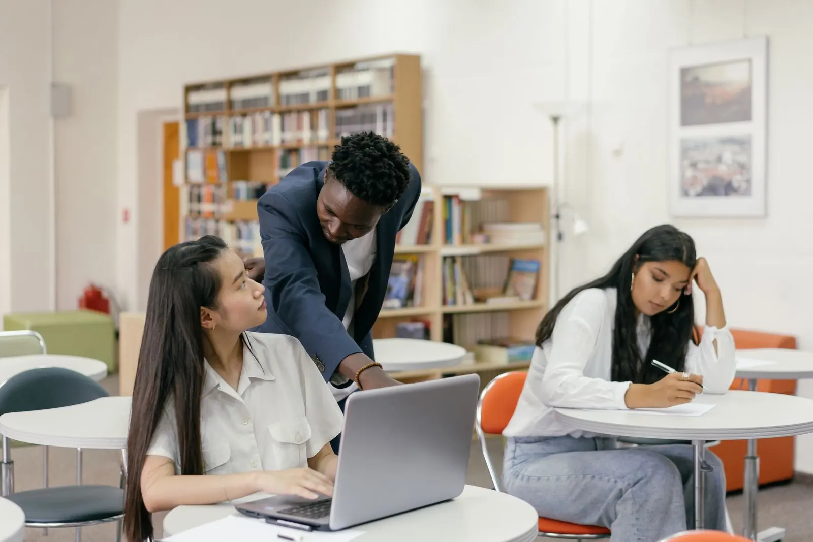 Un groupe d'étudiants révise en bibliothèque universitaire