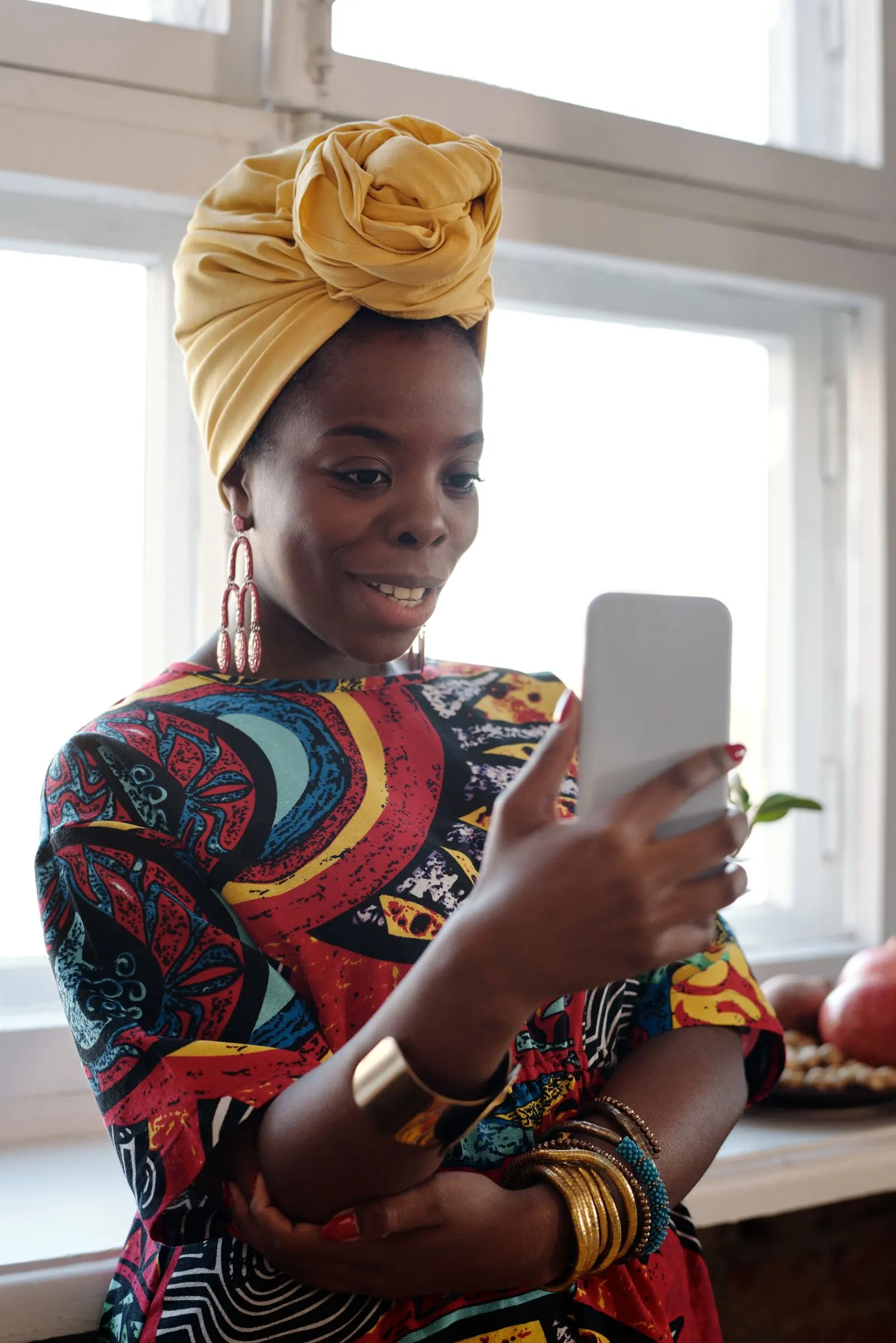 Une jeune femme consulte son téléphone dans une rue africaine