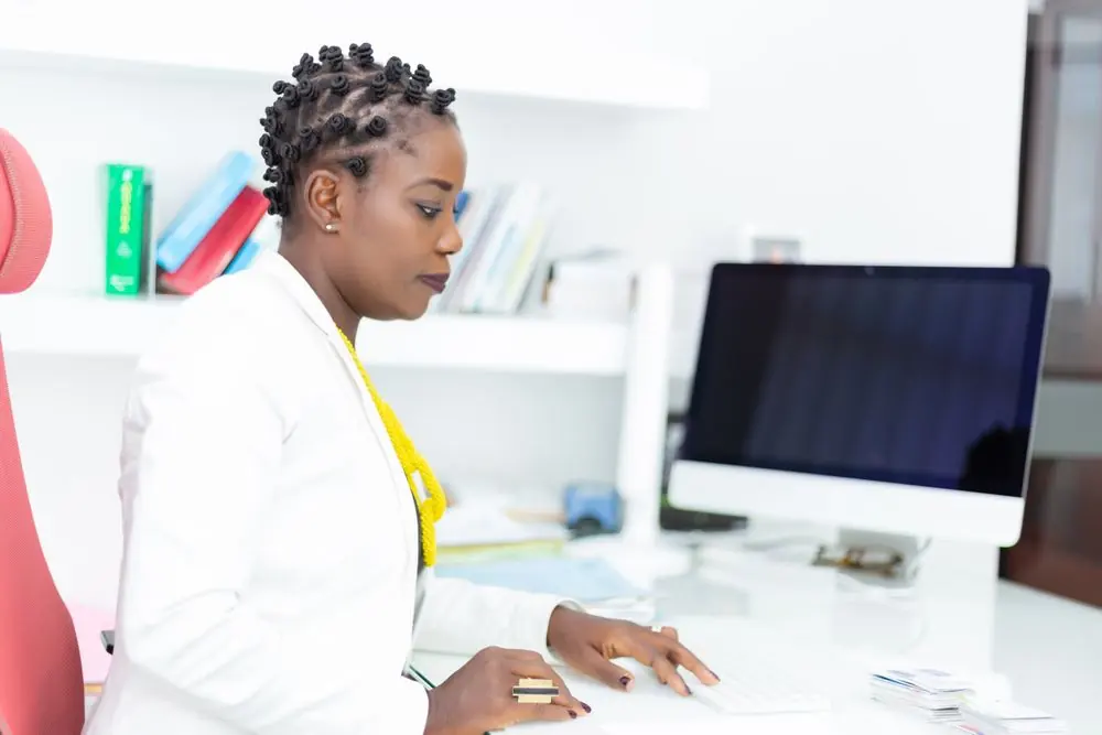 Une analyste examine des données sur son écran